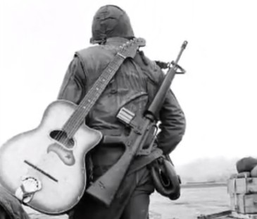 Tetelestai - O soldado Soldier-with-guitar-e1344465918919