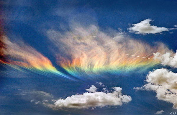 A whispy, rainbow coloured cloud